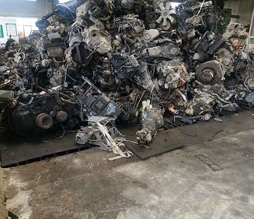 废金属和烧毁汽车部件破裂